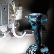 Акумулаторен ударен гайковерт Makita с безчетков двигател без батерия и зарядно, 18 V, 180 Nm, шестостен, 1/4", DTD173Z