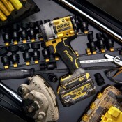 Акумулаторен ударен гайковерт DeWALT с безчетков двигател без батерия и зарядно, 18 V, 406 Nm, квадрат, 3/8", DCF923N