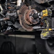 Акумулаторен ударен гайковерт DeWALT с безчетков двигател без батерия и зарядно, 18 V, 406 Nm, квадрат, 1/2", DCF921N