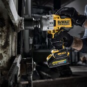 Акумулаторен ударен гайковерт DeWALT с безчетков двигател без батерия и зарядно, 18 V, 1925 Nm, квадрат, 3/4", DCF964N
