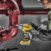 Акумулаторен гайковерт DeWALT с безчетков двигател с 2 батерии и зарядно, 18 V, 5 Ah, 1355 Nm, квадрат, 1/2", DCF900H2T