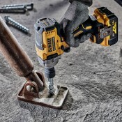 Акумулаторен ударен гайковерт DeWALT с безчетков двигател без батерия и зарядно, 18 V, 812 Nm, квадрат, 1/2", DCF892NT