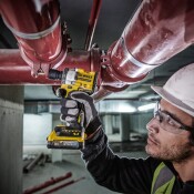 Акумулаторен гайковерт DeWALT с безчетков двигател с 2 батерии и зарядно, 18 V, 1.7 Ah, 406 Nm, квадрат, 1/2", DCF921E2T