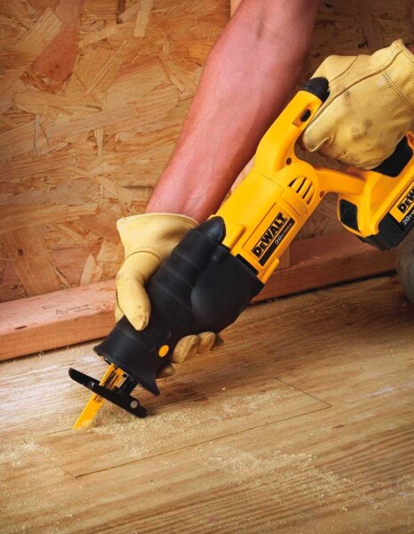 Трион саблен акумулаторен Dewalt DCS380N, 18V