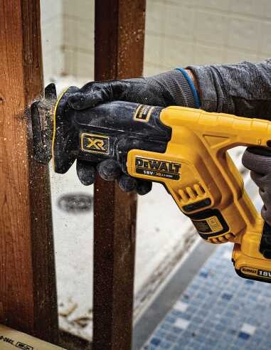 Трион саблен акумулаторен Dewalt DCS367N, 18V