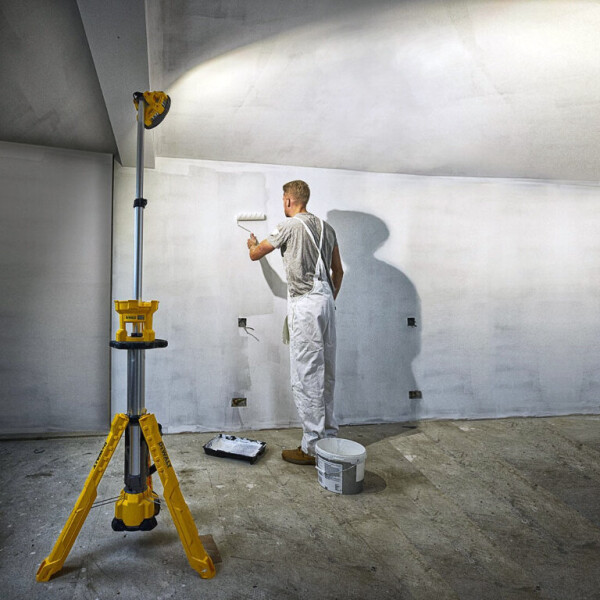 Акумулаторен LED прожектор Dewalt DCL079 със статив, 18V