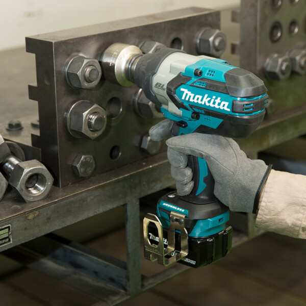 Гайковерт акумулаторен ударен безчетков Makita DTW1001RTJ