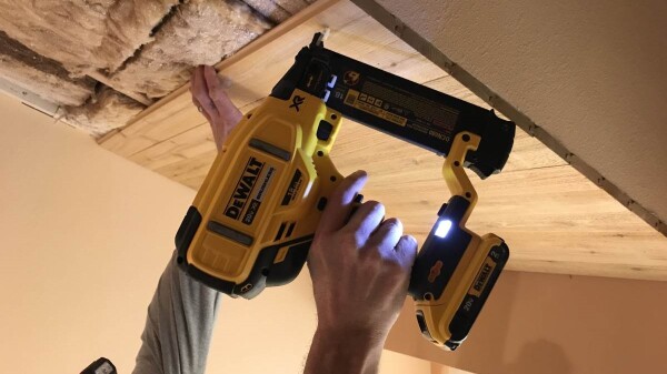 Такер акумулаторен за пирони 15-54мм, Dewalt DCN680N, 18V