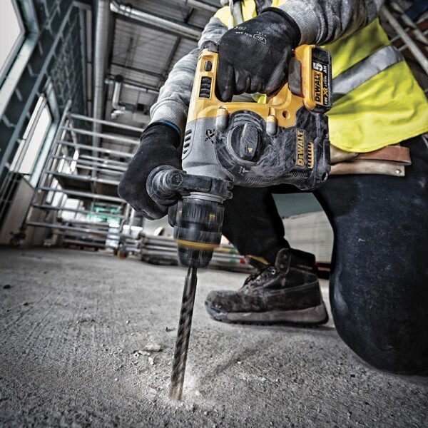 Перфоратор акумулаторен Li-Ion със захват  SDS-PLUS 18.0 V, 5.0 AH Dewalt DCH273P2