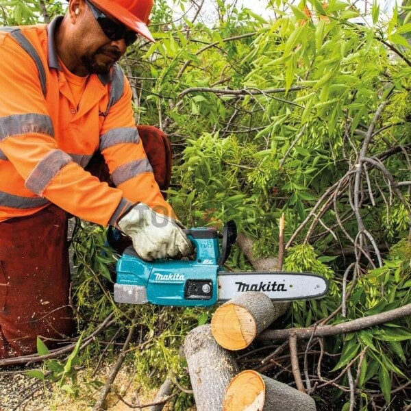 Верижен трион акумулаторен Makita DUC254Z, 18V с батерия 6 Ah и зарядно