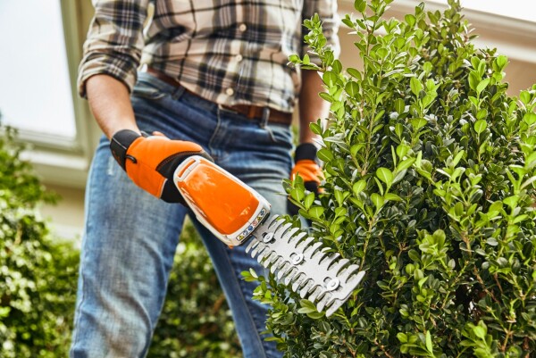 Акумулаторна ножица за трева и храсти Stihl HSA 26 с една батерия и зарядно, 10.8 V, 2 Ah