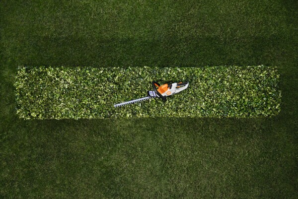 Храсторез акумулаторен STIHL HSA 30 с една батерия и зарядно, 10.8 V, 2.6 Ah