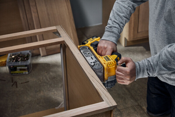 Лентов шлайф акумулаторен DeWALT DCW220NT, 18V, 533x75 мм