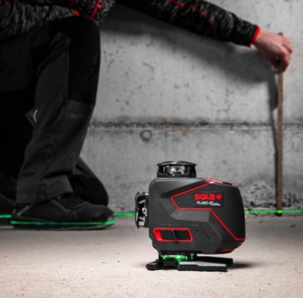 Линеен лазерен нивелир с 4 лъча 30 м 0.3 мм/м, Sola Plano 4D Green