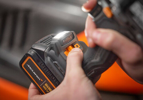 Комплект винтоверти DeWALT McLaren DCK200MP2T 18V 5 Ah