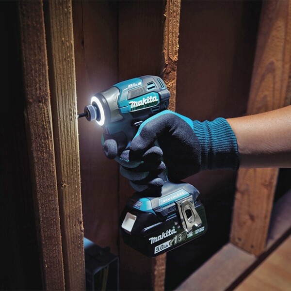 Акумулаторен ударен гайковерт Makita с безчетков двигател без батерия и зарядно, 18 V, 180 Nm, шестостен, 1/4", DTD173Z