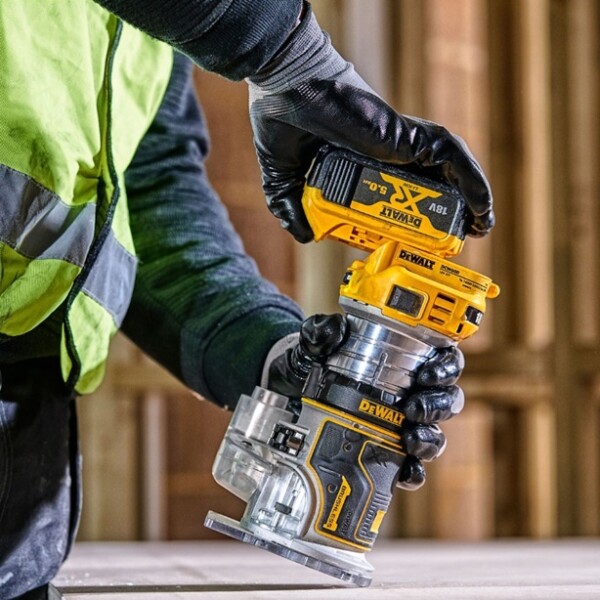Оберфреза DeWALT ръчна акумулаторна комбинирана без батерия и зарядно, 18 V, 16 000-25 500 об./мин, ф 6.35 мм, DCW604NT