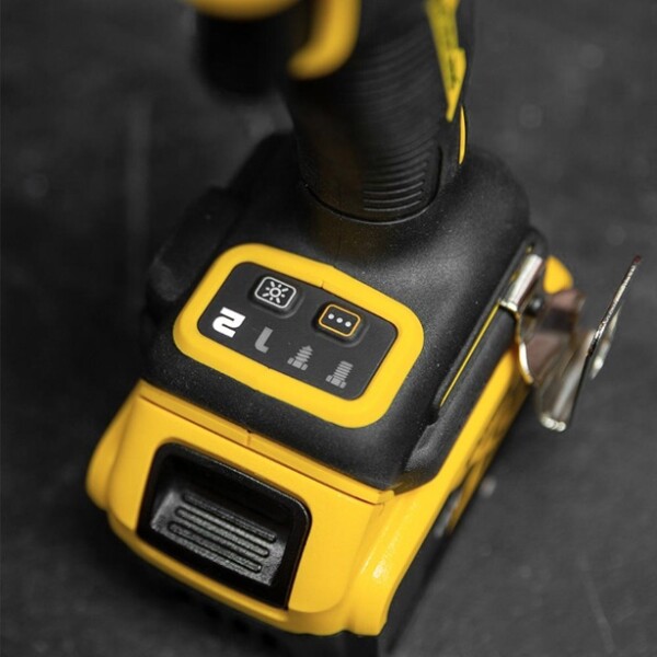 Акумулаторен гайковерт DeWALT с безчетков двигател с 2 батерии и зарядно, 18 V, 5 Ah, 406 Nm, квадрат, 1/2", DCF922P2T