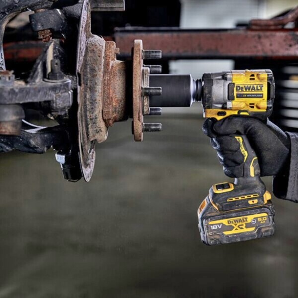 Акумулаторен ударен гайковерт DeWALT с безчетков двигател без батерия и зарядно, 18 V, 406 Nm, квадрат, 1/2", DCF921N