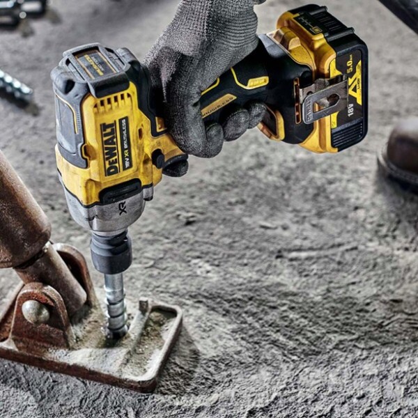 Акумулаторен ударен гайковерт DeWALT с безчетков двигател без батерия и зарядно, 18 V, 812 Nm, квадрат, 1/2", DCF891N