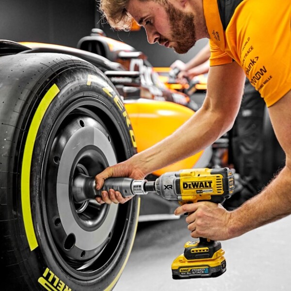 Акумулаторен гайковерт DeWALT с безчетков двигател с 2 батерии и зарядно, 18 V, 5 Ah, 1355 Nm, квадрат, 1/2", DCF900H2T