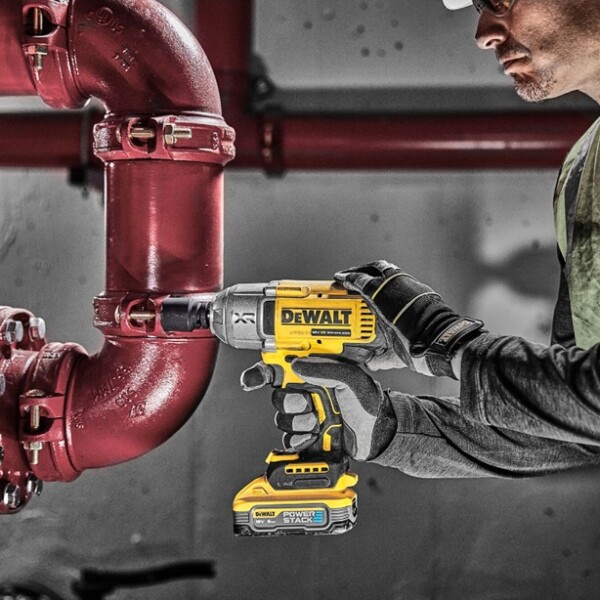 Акумулаторен гайковерт DeWALT с безчетков двигател с 2 батерии и зарядно, 18 V, 5 Ah, 1355 Nm, квадрат, 1/2", DCF900H2T