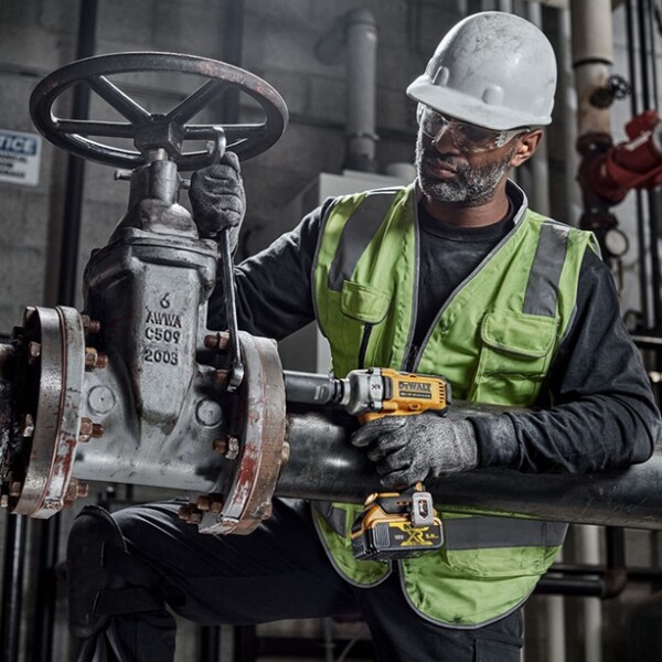 Акумулаторен гайковерт DeWALT с безчетков двигател с 2 батерии и зарядно, 18 V, 5 Ah, 812 Nm, квадрат, 1/2", DCF892P2T